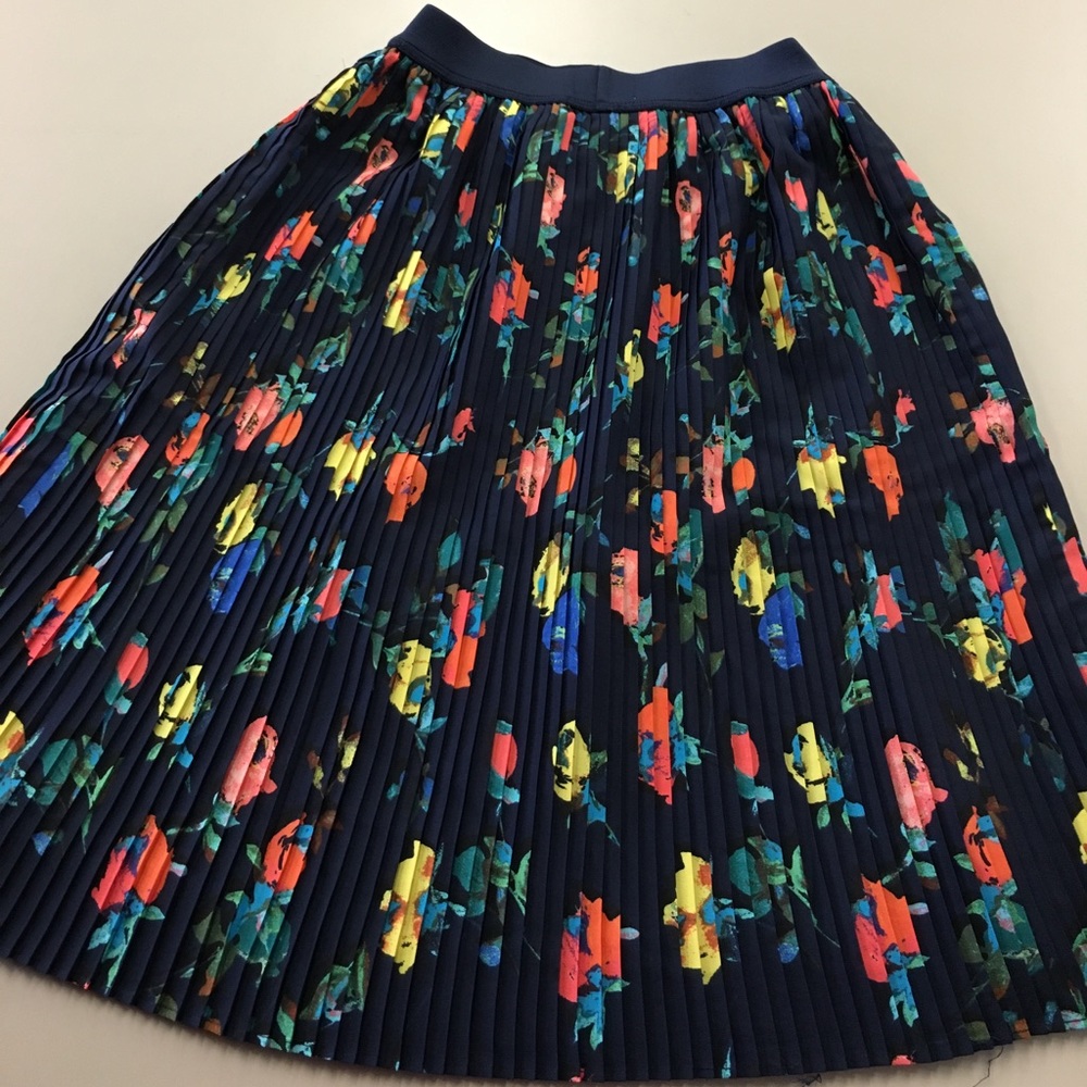 Navy blue floral print pleated skirt